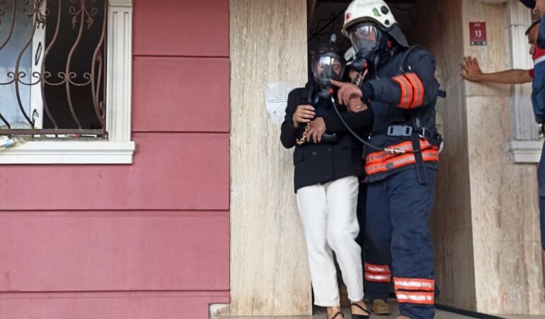 Yangında balkonda mahsur kalan 4 kişiyi, itfaiye kurtardı