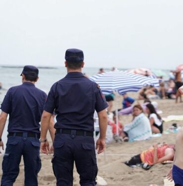 Yasağa rağmen denize giren 30 kişiye para cezası
