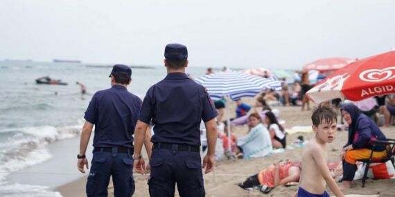 Yasağa rağmen denize giren 30 kişiye para cezası
