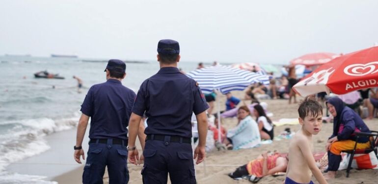 Yasağa rağmen denize giren 30 kişiye para cezası