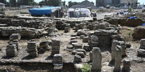 İstanbul’daki kazılarda Helenistik mezar, Osmanlı çeşmesi ve İkinci Dünya Savaşı sığınağı bulundu