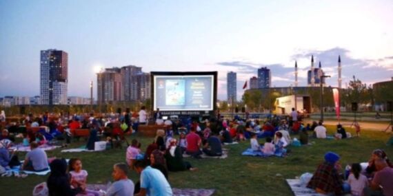 Açık havada izlenen  sinema filminin başarılı yapımları izleyiciyle olacak