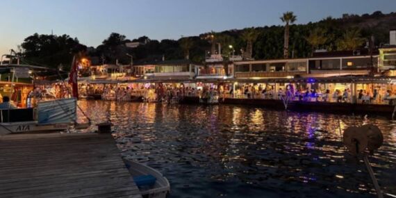 Masal dünyasından fırlamış gibi herkesi büyüledi