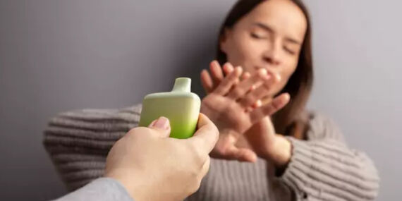 Gençler arasında hızla yayılan ölümcül tehlike: E-sigara içenlerin akciğerinde Covid’e benzer lezyonlar tespit edildi!