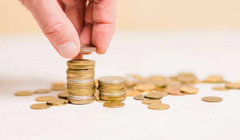 En düşük emekli aylığının 12 bin 500 liraya çıkarılmasını içeren vergi paketi komisyonda kabul edildi.