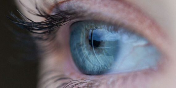 Gözlük kullanmak tarihe karışıyor: Ünlü isimden göz yogası tavsiyesi