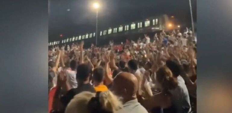 Bakırköy’de Marmaray milli maçı izlemek için durdu