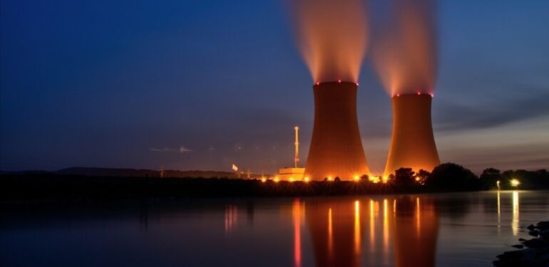 İsrail, Basra’da nükleer santrali vurdu, radyasyon riski!