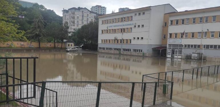 Ordu’nun Fatsa ilçesinde sağanak su baskınlarına neden oldu