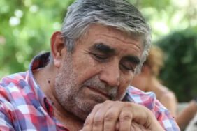 oturarak uyuyan adam