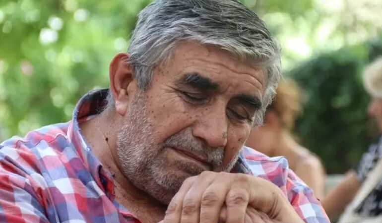 oturarak uyuyan adam