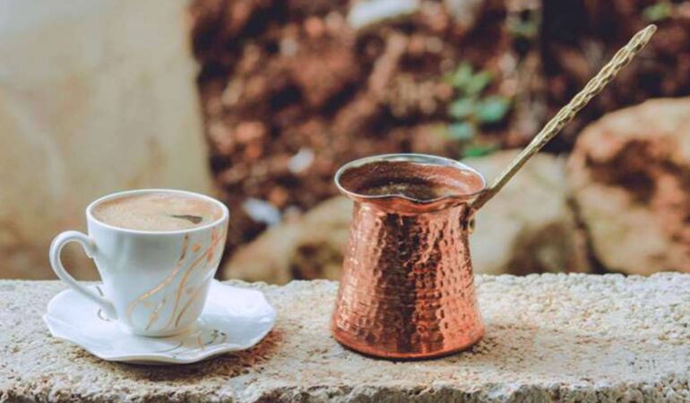 Kahvenin yanında çikolata tüketenler dikkat: Uzman isim uyardı!