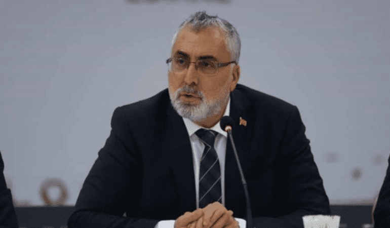 Bakan Vedat Işıkhan kapalı zarftaki mektubu okudu: TÜRK-İŞ’in ‘asgari ücret’ talebi belli oldu!
