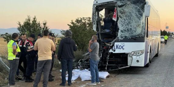 Afyonkarahisar’da yolcu otobüsü ile kamyon çarpıştı: 1 ölü, 38 yaralı…