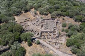 2 bin 700 yıllık Aigai'nin kent meydanı keşfedildi