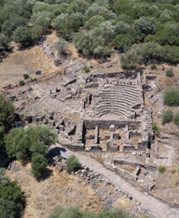 2 bin 700 yıllık Aigai'nin kent meydanı keşfedildi