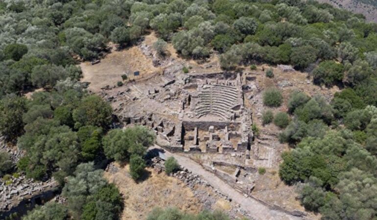 2 bin 700 yıllık Aigai’nin kent meydanı keşfedildi