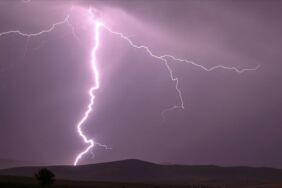 Açık arazide yıldırımdan korunmak Parmak uçlarında durarak çömelin (2)