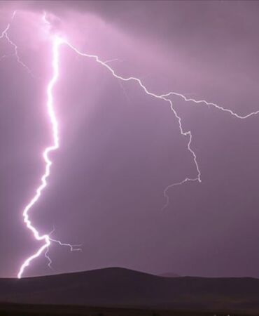 Açık arazide yıldırımdan korunmak Parmak uçlarında durarak çömelin (2)