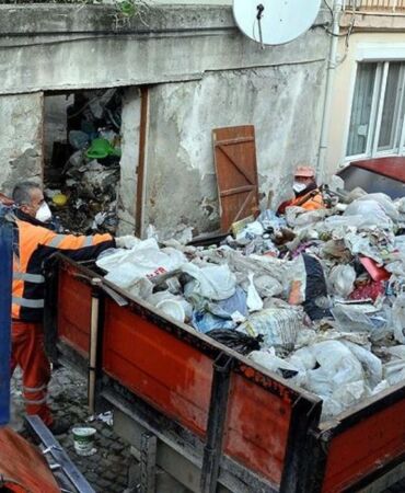 Adana'da çöp evi temizleyen işçi fenalaştı