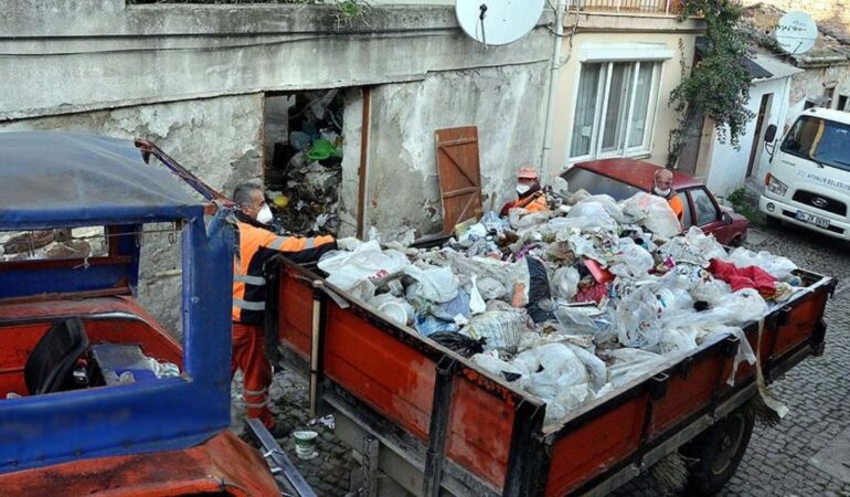 Adana'da çöp evi temizleyen işçi fenalaştı