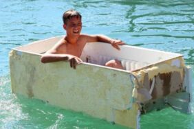 Adana'dan serinlemek için yaratıcı çözüm! Eski buzdolabını kayık yaptı, sulama kanalına açıldı