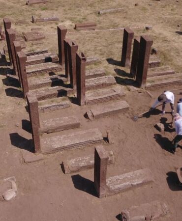 Ahlat Selçuklu Meydan Mezarlığı'nda Birinci Dünya Savaşı'nın oluşturduğu tahribatın izleri siliniyor