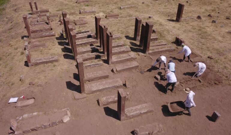 Ahlat Selçuklu Meydan Mezarlığı’nda Birinci Dünya Savaşı’nın oluşturduğu tahribatın izleri siliniyor