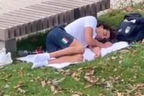 Altın madalyalı Thomas Ceccon parkta uyudu_ İtalya Yüzme Federasyonu açıklama yaptı!