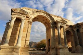 Anavarza Antik Kenti'nde Abbasi dönemine ait olduğu düşünülen cami kalıntıları bulundu