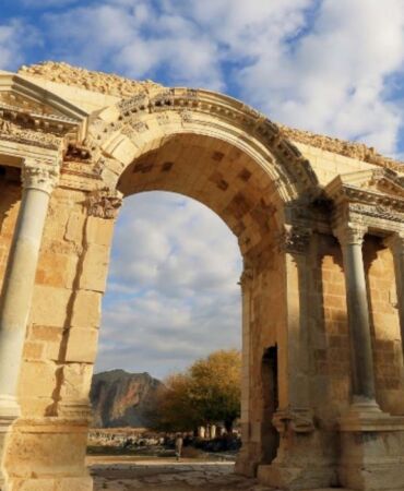 Anavarza Antik Kenti'nde Abbasi dönemine ait olduğu düşünülen cami kalıntıları bulundu