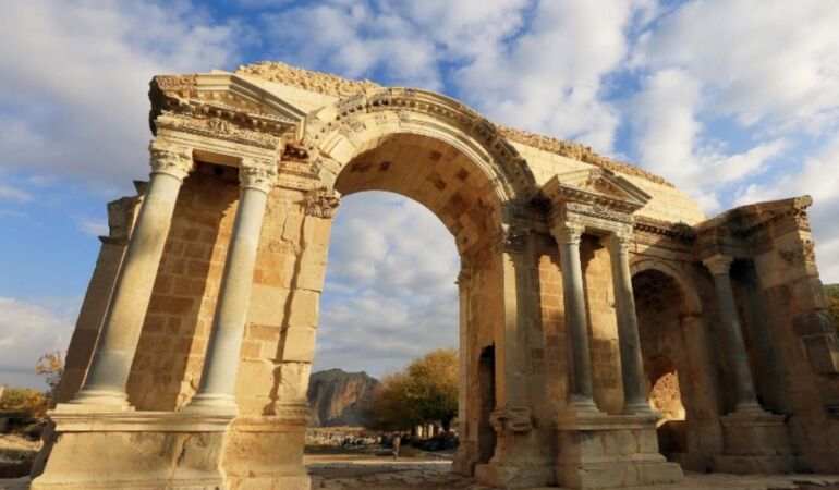 Anavarza Antik Kenti’nde Abbasi dönemine ait olduğu düşünülen cami kalıntıları bulundu