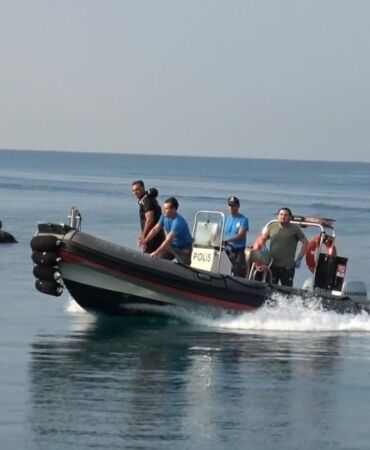 Antalya'da falezlerden düşen kadını deniz polisi kurtardı