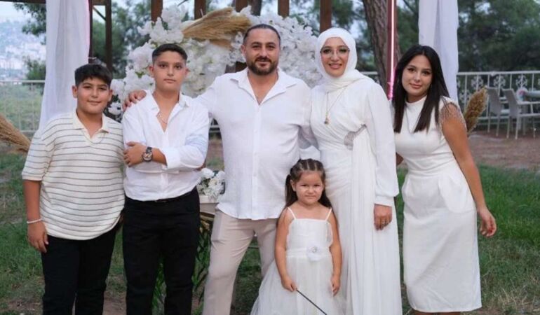 Antalya'da kaçarak evlenen çift, 20 yıl sonra 4 çocukla düğün yaptı (1)