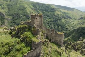 Ardahan'daki Şeytan Kalesi her mevsim ziyaretçilerini ağırlıyor