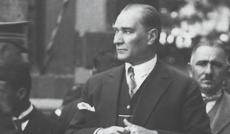 Atatürk’ün süt kardeşi Saime Hanım ile mektuplaşması gün yüzüne çıktı