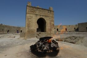 Bakü'nün tarihi yapılarından Ateşgah Mabedi'ndeki ateş hiç sönmüyor