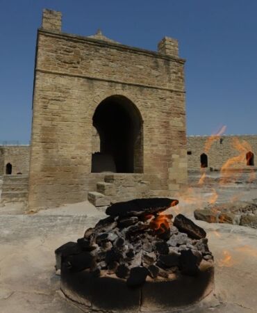 Bakü'nün tarihi yapılarından Ateşgah Mabedi'ndeki ateş hiç sönmüyor