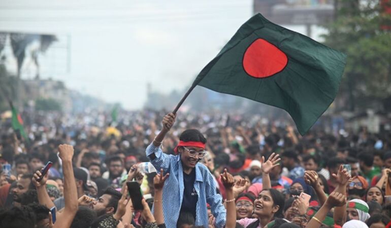 Bangladeş ordusu ülkede geçiş hükümeti kurulacağını duyurdu