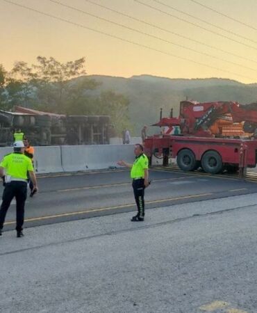 Bolu Dağı'nda zincirleme kaza Tırın altında kalan otomobilin sürücüsü kurtarıldı