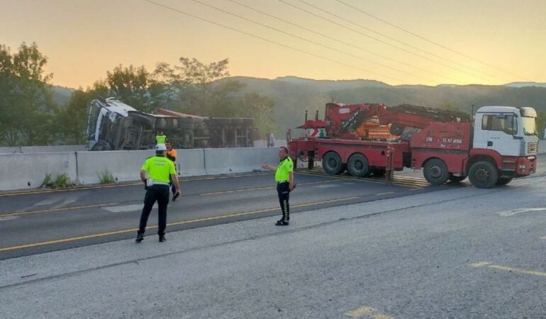 Bolu Dağı’nda zincirleme kaza: Tırın altında kalan otomobilin sürücüsü kurtarıldı