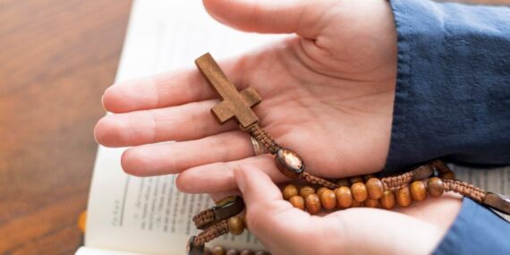 ‘Breaking Bad’ gerçeğe dönüştü: Kilisede uyuşturucu laboratuvarı kuran rahipten şok itiraf!