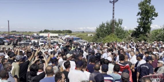 Bursa Karacabey’de, çiftçiler hükümete istifa çağrısında bulundu