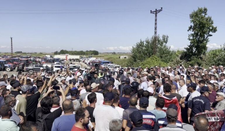 Bursa Karacabey'de, çiftçiler hükümete istifa çağrısında bulundu