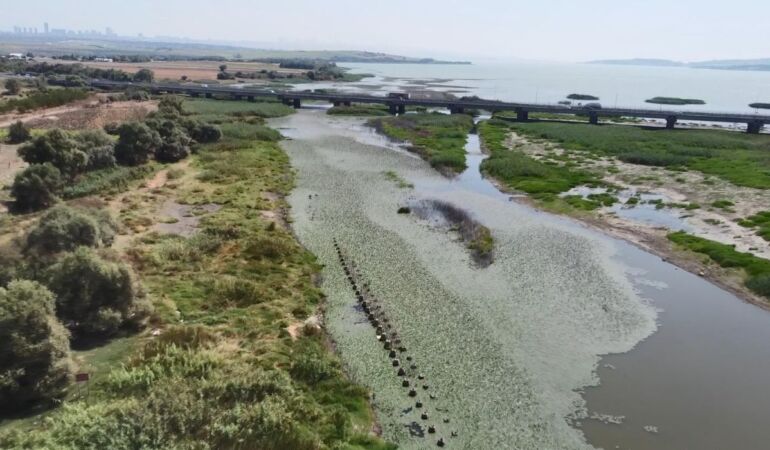 Büyükçekmece Baraj Gölü’nde su seviyesi düştü: Tarihi Çakmak Hattı ortaya çıktı