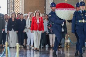 CHP Kadın Kolları Genel Başkanı Asu Kaya, Anıtkabir'de