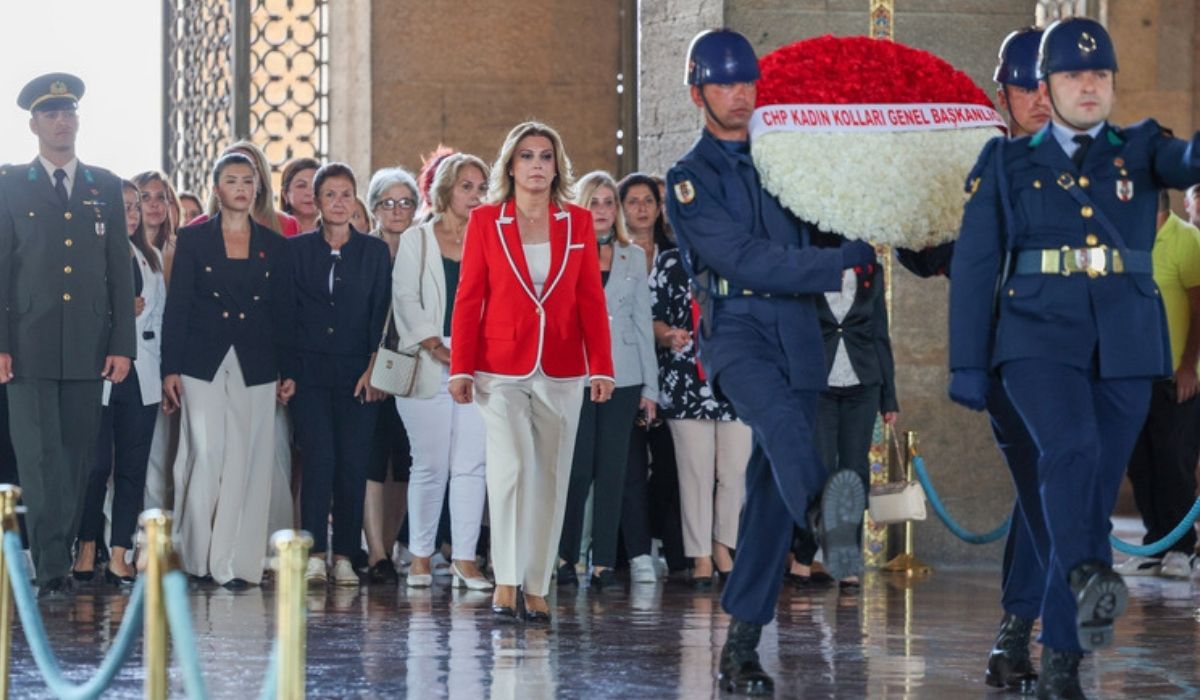 CHP Kadın Kolları Genel Başkanı Asu Kaya, Anıtkabir'de