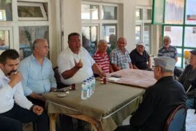 CHP Niğde Milletvekili Ömer Fethi Gürer, köy kahvesinde çiftçilerin sorunlarını dinledi