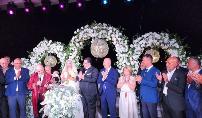 CHP’li Belediye Başkanı Mustafa Onur Bozkurter, TV programcısı Gülşah Yalçın’la evlendi