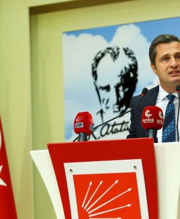 CHP'li Deniz Yücel 'İletişim platformlarına yasak getirmek ancak sansürcü AKP'ye yakışır'